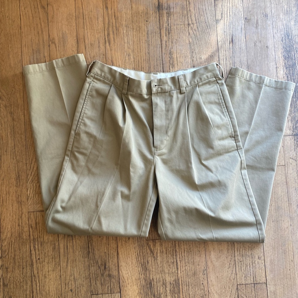 LL Bean Classic Fit Pleated Khaki Pants 31x30